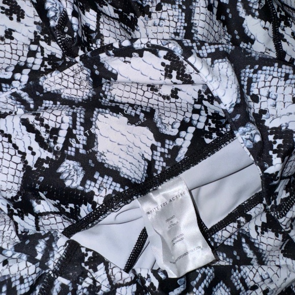 White Fox Active Holly Leggings in Snake Skin - Picture 4 of 4